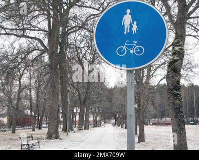 Segnaletica stradale, malmkoping, svezia, percorso comune per pedoni / ciclisti Foto Stock