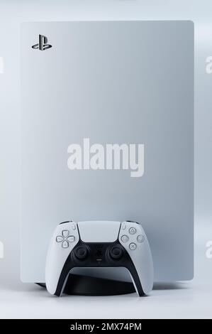 New york, USA - 28 dicembre 2022: Console di gioco Sony di nuova generazione con telecomando isolato su sfondo studio Foto Stock