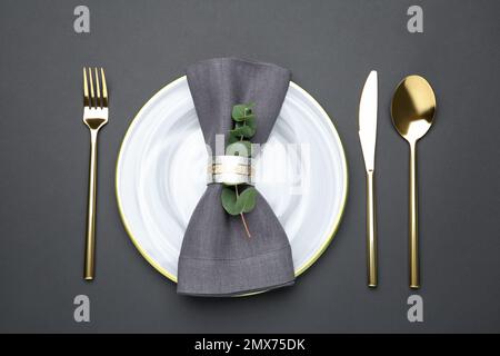 Elegante tavolo su sfondo nero, piatto Foto Stock