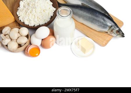Prodotti freschi ricchi di vitamina D su sfondo bianco Foto Stock