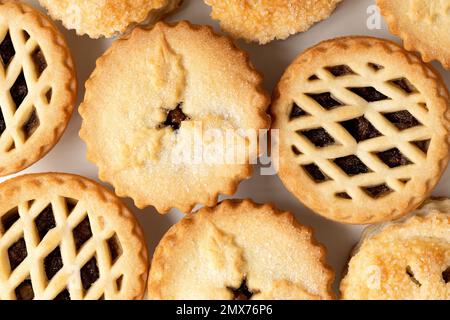 Sfondo di tutte le torte tritate di burro sul bianco. Foto Stock