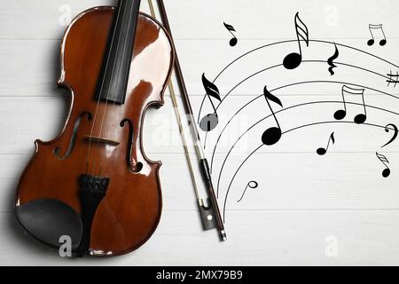 Violino classico con fiocco e note musicali su sfondo ligneo, piatto Foto Stock