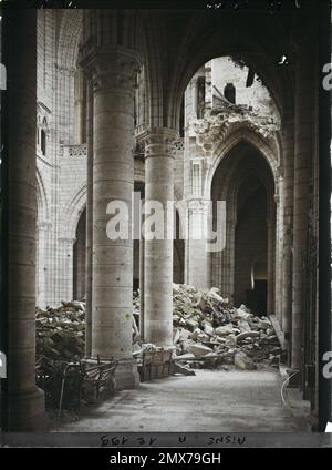 Soissons, Aisne, Francia navata della cattedrale con detriti della volta , 1917 - Aisne - Fernand Cuville (sezione fotografica dell'esercito) - (maggio-luglio) Foto Stock