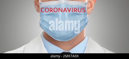 Operatore medico che indossa maschera su sfondo grigio chiaro, primo piano. Sicurezza del coronavirus Foto Stock