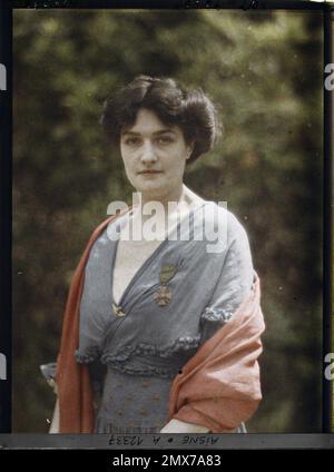 Soissons, Aisne, Francia Madame Mireille Andrieu, la moglie del sub-prefetto, decorato con la Croce di guerra , 1917 - Aisne - Fernand Cuville (sezione fotografica dell'esercito) - (maggio-luglio) Foto Stock