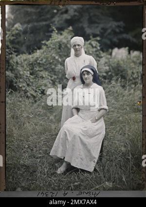 Soissons, Aisne, Francia Madame Mireille Andrieu indossare un velo di infermiera blu e Mademoiselle Saint-Paul, infermiera maggiore , 1917 - Aisne - Fernand Cuville (sezione fotografica dell'esercito) - (maggio-luglio) Foto Stock