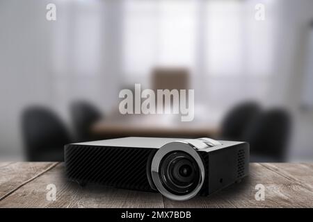 camera da letto in stile moderno con proiettore Foto stock - Alamy