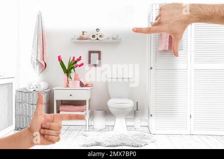 Uomo che mostra il gesto della cornice e che rende il bagno reale dal disegno Foto Stock