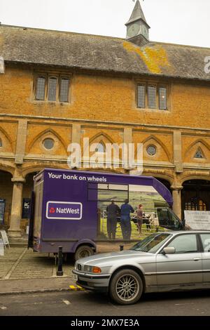 Febbraio 2023 - Nat West banca mobile van fuori dalla casa del mercato a Castle Cary, Somerset, Inghilterra, Regno Unito - esaurimento dei servizi rurali Foto Stock