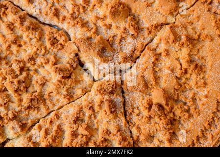 La Fregolotta, una tradizionale torta o torta di briciole italiana, è vista dall'alto su un tavolo. Dessert tradizionale Veneto e Venezia, a base di flou Foto Stock