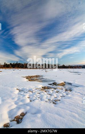 La riva della baia di Weborg è per lo più nascosta sotto una copertura di neve, la baia di Weborg, Green Bay, il lago Michigan, dal Peninsual state Park, Door Count, Wisc Foto Stock