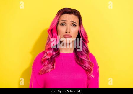 Foto di stravagante giovane signora si prega di pregare per il perdono isolato su sfondo di colore luminoso Foto Stock