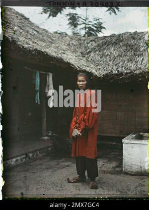 Tonkin, Indochina un notevole villaggio in costume cerimoniale in occasione di un matrimonio, seduto in un cortile interno, Léon Busy in Indochina Foto Stock