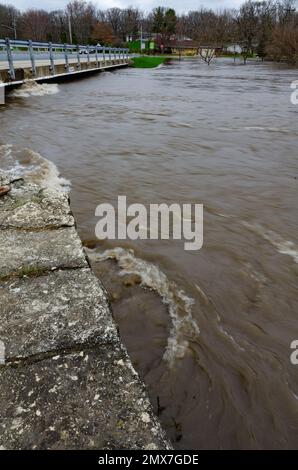 Il fiume DuPage quasi trabocca il ponte di Seil Road mentre attraversa Shorewood, Will County, Illinois, alluvione dopo una rara pioggia di venti anni Foto Stock