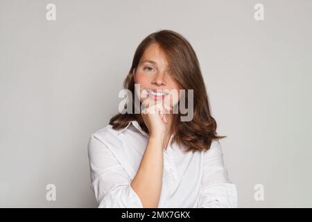 Ritratto di bella infermiera o medico in posa con fiducia mentre si è in piedi su sfondo bianco Foto Stock