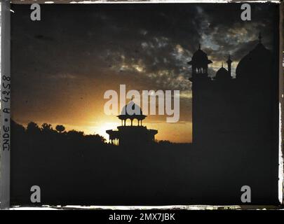 AGRA, tramonto delle Indie su una bandiera di recinto e l'angolo della moschea Taj Mahal , 1913-1914 - India, Pakistan - Stéphane Passet - (dicembre 16 - gennaio 29) Foto Stock