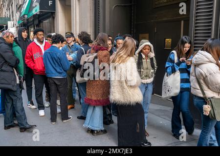 Centinaia di persone si sono allineate per partecipare a un evento pop-up “Thrift to Death” a Midtown Manhattan a New York sabato 28 gennaio 2023. Più fornitori hanno configurato i loro articoli per l'evento, attirando un numero enorme di potenziali frottatori. (© Richard B. Levine) Foto Stock