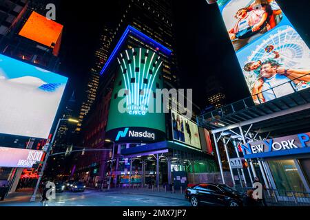 La borsa Nasdaq di Times Square a New York promuove Cisco Systems, visto mercoledì 1 febbraio 2023. (© Richard B. Levine) Foto Stock