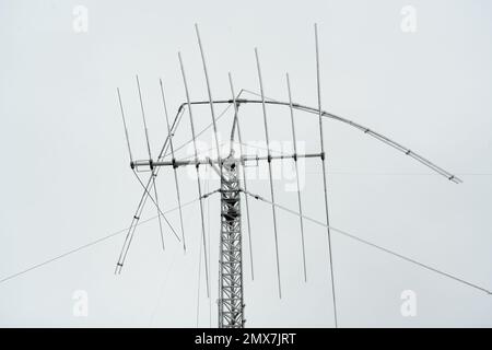 Georgetown, Texas USA febbraio 2023 - antenne per comunicazioni radio rotte a causa di una tempesta di ghiaccio invernale nel Texas centrale Foto Stock