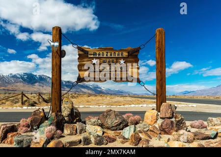 Independence, CA USA - 9 MAR 2022: Cartello d'ingresso al Manzanar War Relocation Center Foto Stock