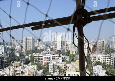 INDIA, Mumbai, torre di appartamenti in fase di ristrutturazione, impalcatura con pali di bambù legati con corde di iuta / INDIEN, Mumbai, Wohnhaus mit Baugerüst aus Bambus Foto Stock