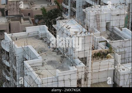 INDIA, Mumbai, torre di appartamenti in fase di ristrutturazione, impalcatura con pali di bambù legati con corde di iuta / INDIEN, Mumbai, Wohnhaus mit Baugerüst aus Bambus Foto Stock