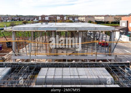 Cantiere con casseri in acciaio e barre di rinforzo per pilastri pronto per la colata di calcestruzzo Foto Stock