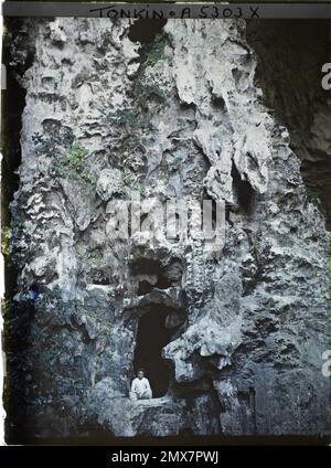 Baia di ha-Long, provincia di Quang-Yen, Tonkin, Indochine l'interno della 'grotta delle meraviglie, Léon occupato in Indochina Foto Stock