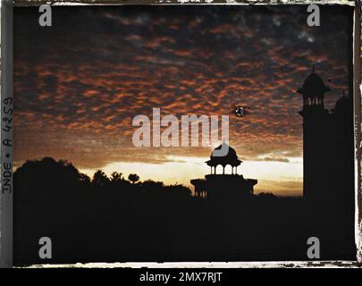 AGRA, tramonto delle Indie su una bandiera di recinto e l'angolo della moschea Taj Mahal , 1913-1914 - India, Pakistan - Stéphane Passet - (dicembre 16 - gennaio 29) Foto Stock