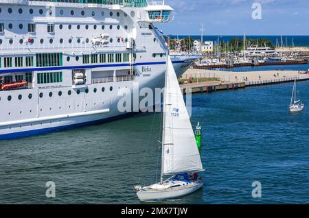 La nave da crociera 'Birka Stockholm' al molo del Warnemunde Cruise Center nel porto di Rostock-Warnemunde, Germania. Foto Stock