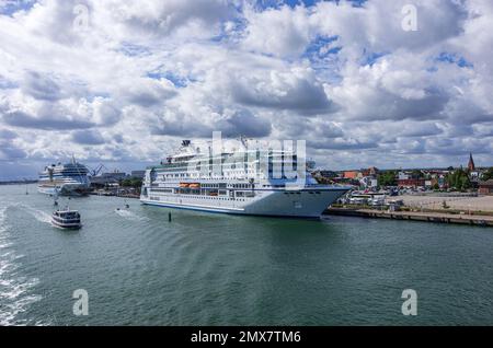 La nave da crociera 'Birka Stockholm' al molo del Warnemunde Cruise Center nel porto di Rostock-Warnemunde, Germania. Foto Stock