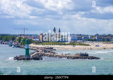 Atmosfera marittima intorno al frangiflutti ovest con il pittoresco sfondo di Rostock-Warnemunde, Meclemburgo-Pomerania occidentale, Germania. Foto Stock