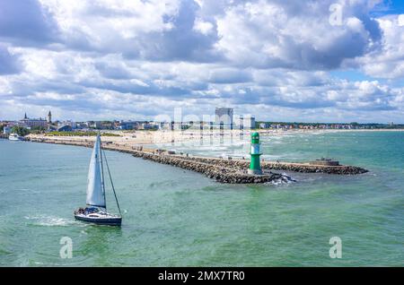 Atmosfera marittima intorno al frangiflutti ovest con il pittoresco sfondo di Rostock-Warnemunde, Meclemburgo-Pomerania occidentale, Germania. Foto Stock