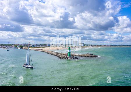 Atmosfera marittima intorno al frangiflutti ovest con il pittoresco sfondo di Rostock-Warnemunde, Meclemburgo-Pomerania occidentale, Germania. Foto Stock