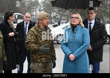 Adazi, Lettonia. 02nd Feb, 2023. Il ministro della Difesa ceco Jana Cernochova, in blu, ha visitato i 60 membri dell'unità di ingegneria militare ceca presso la base di Adazi dispiegata nell'ambito del PAM (Enhanced Forward Presence), il 2 febbraio 2023, ad Adazi, in Lettonia. Nella foto Cernochova ascolta Sandris Gaugers, Comandante Land Forces Mechanized Fanty Brigade. Credit: Karel Capek/CTK Photo/Alamy Live News Foto Stock