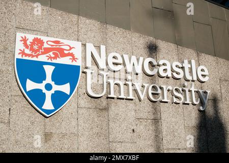 Newcastle UK: 30/1/2023: Logo della Newcastle University sull'esterno dell'edificio Foto Stock