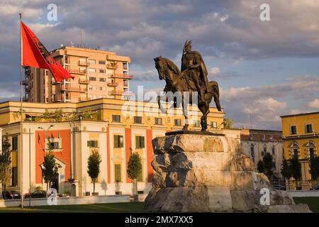 Statua in bronzo dell'eroe albanese Gjergj Skanderbeg del 15th° secolo in Piazza Skanderbeg, Tirana, Albania. Foto Stock