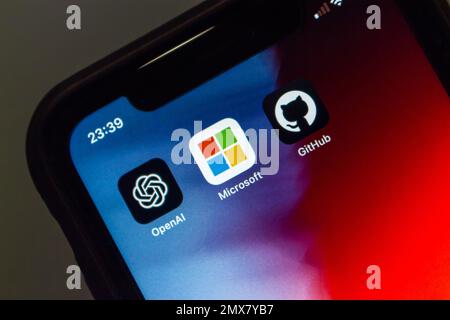 Vancouver, CANADA - Feb 1 2023 : icone di OpenAI, Microsoft e Github visualizzate in uno schermo di iPhone. Foto Stock