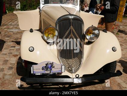 Classic Classic Classic, Traction Avant Citroen, Locronan, Finistere, Bretagne, Francia, Europa Foto Stock