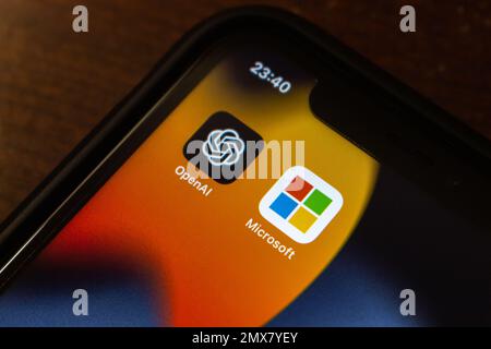 Vancouver, CANADA - Feb 1 2023 : icone di OpenAI e Microsoft visualizzate in un iPhone. OpenAI è un laboratorio di ricerca di intelligenza artificiale (ai) degli Stati Uniti Foto Stock