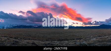 Tramonto sulle montagne della Sierra Nevada, sul lago Mono, California Foto Stock