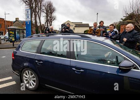 RITRASMISSIONE PIXELATING DRIVER FACCIA (da sinistra a destra) Natalie McNally padre Noel, madre Bernie e fratello Declan, sono guidati in Lisburn Courthouse, dove Stephen McCullagh, 32, da Woodland Gardens, Lisburn, È stato rimandato in custodia dopo essere comparso nella Corte dei Magistrati di Lisburn per l'assassinio del 32 a Lurgan nel mese di dicembre. La signora McNally, che era incinta di 15 settimane, è stata pugnalata nella sua casa a Lurgan il 18 dicembre. Data immagine: Giovedì 2 febbraio 2023. Foto Stock