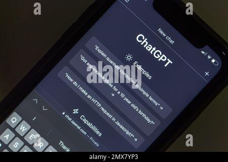 Sito web di ChatGPT visto in un iPhone. ChatGPT è un chatbot di OpenAI ed è costruito sulla base della famiglia GPT-3 di OpenAI di grandi modelli linguistici. Foto Stock