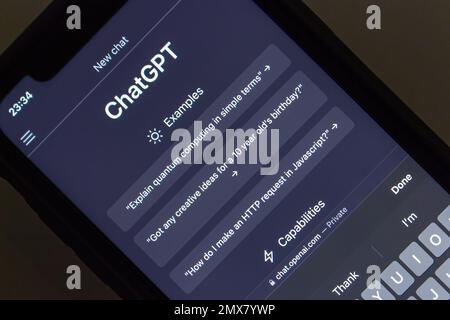 Sito web di ChatGPT visto in un iPhone. ChatGPT è un chatbot di OpenAI ed è costruito sulla base della famiglia GPT-3 di OpenAI di grandi modelli linguistici. Foto Stock