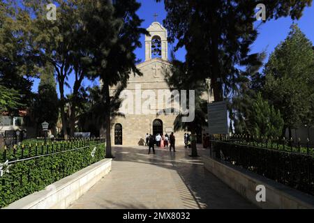 Esterno della Basilica Greco Ortodossa della città di San Giorgio Madaba, Giordania, Medio Oriente Casa della mappa a mosaico di Madaba Foto Stock