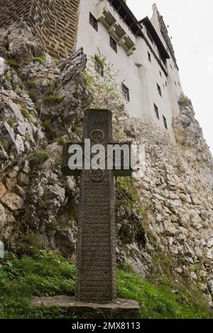 Cross e il castello di Dracula, Transilvania, Romania. Foto Stock