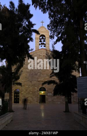 Esterno della Basilica Greco Ortodossa della città di San Giorgio Madaba, Giordania, Medio Oriente Casa della mappa a mosaico di Madaba Foto Stock