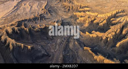 Dall'alto vista del drone di scenario pittoresco con formazioni rocciose ruvide e terra asciutta nel nord di Caineville Mesa Foto Stock