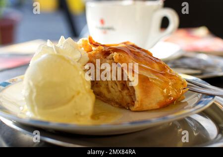 Piatto con strudel di mele e gelato alla vaniglia Foto Stock