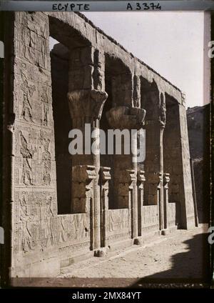 Edfou, Egitto, Africa Mammisi dedicato ad Harsomtous sul piazzale del Tempio di Horus , 1914 - Egitto - Auguste Léon - (gennaio-febbraio) Foto Stock